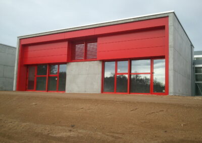 almacén con fachada de aluminio roja