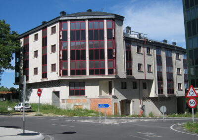 edificio de esquina con ventanal